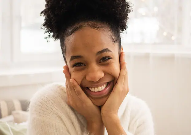Mulher sorrindo em ambiente claro